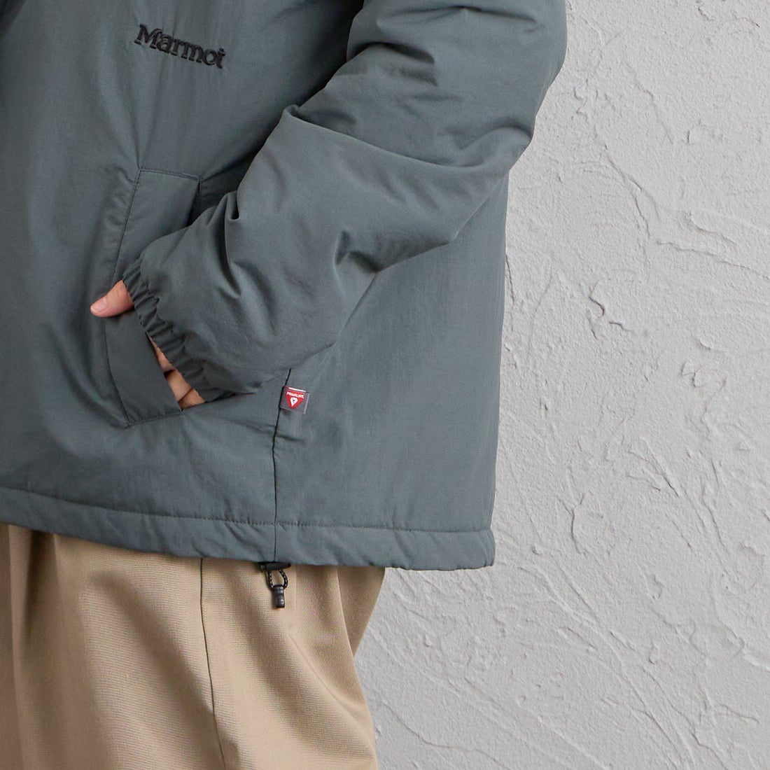 Marmot [マーモット] 別注 プリマロフト 中綿入りコーチジャケット [MTFW26UJK327IN-JF] CHARCOAL &&モデル身長：158cm 着用サイズ：S&&