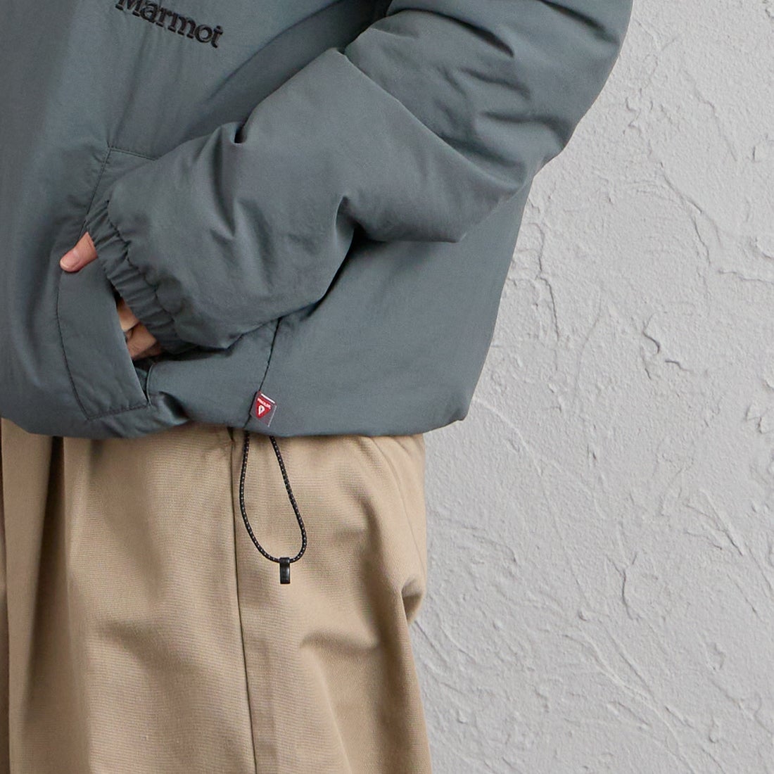 Marmot [マーモット] 別注 プリマロフト 中綿入りコーチジャケット [MTFW26UJK327IN-JF] CHARCOAL &&モデル身長：158cm 着用サイズ：S&&