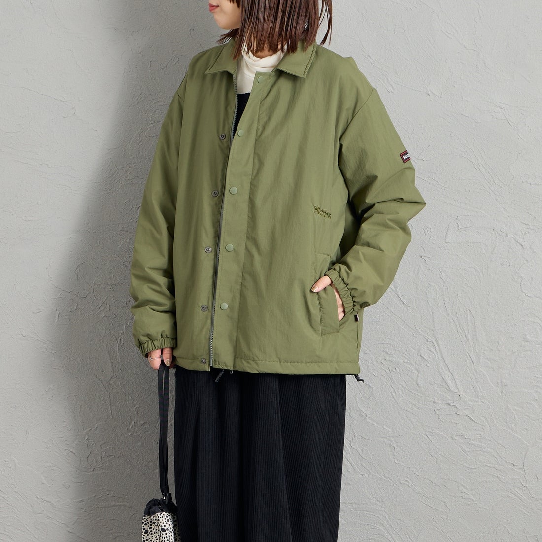Marmot [マーモット] 別注 プリマロフト 中綿入りコーチジャケット [MTFW26UJK327IN-JF] KHAKI &&モデル身長：159cm 着用サイズ：S&&
