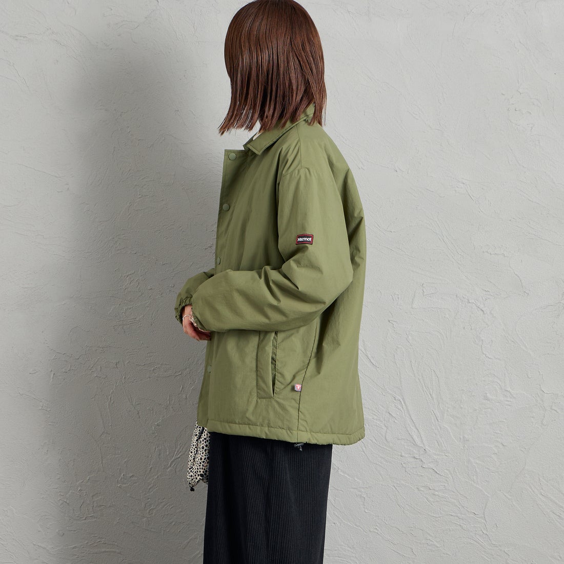 Marmot [マーモット] 別注 プリマロフト 中綿入りコーチジャケット [MTFW26UJK327IN-JF] KHAKI &&モデル身長：159cm 着用サイズ：S&&