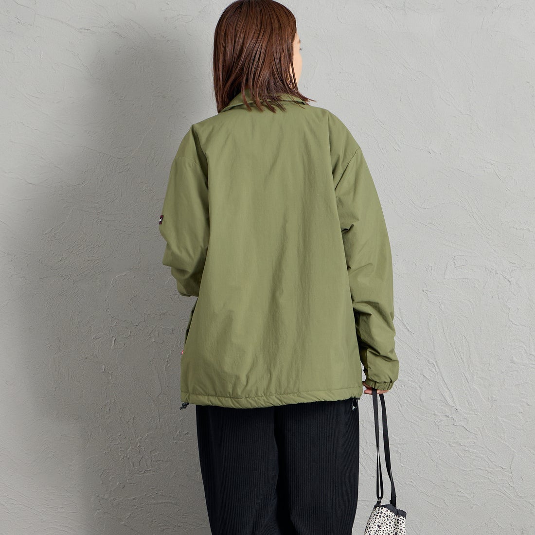 Marmot [マーモット] 別注 プリマロフト 中綿入りコーチジャケット [MTFW26UJK327IN-JF] KHAKI &&モデル身長：159cm 着用サイズ：S&&