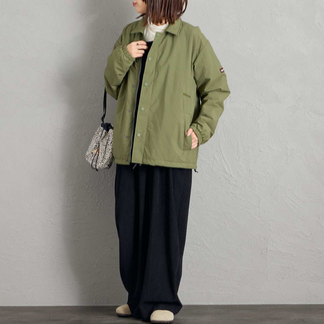 Marmot [マーモット] 別注 プリマロフト 中綿入りコーチジャケット [MTFW26UJK327IN-JF] KHAKI &&モデル身長：159cm 着用サイズ：S&&