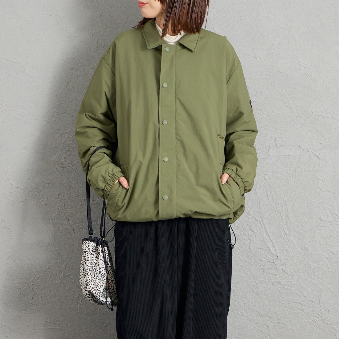 Marmot [マーモット] 別注 プリマロフト 中綿入りコーチジャケット [MTFW26UJK327IN-JF] KHAKI &&モデル身長：159cm 着用サイズ：S&&
