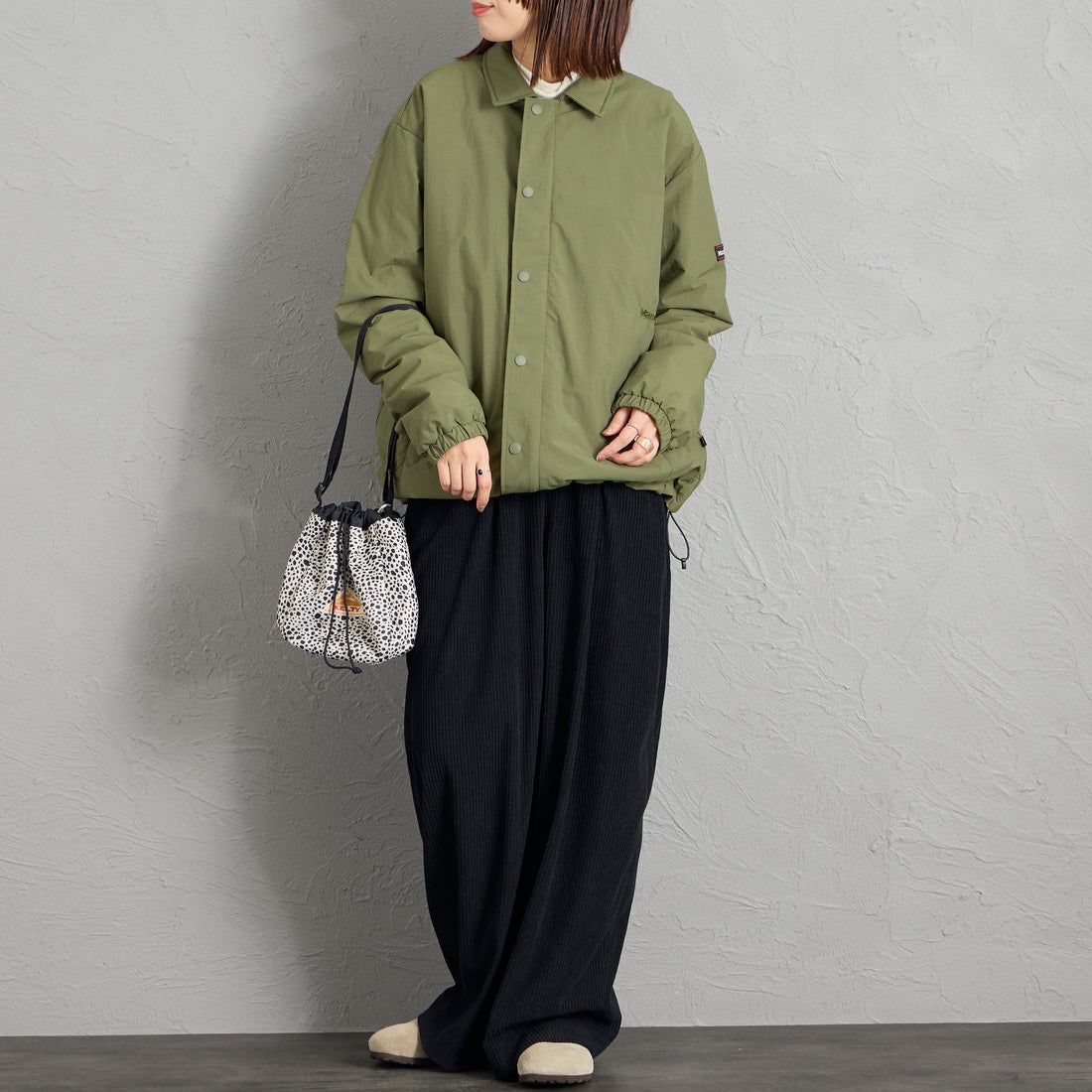 Marmot [マーモット] 別注 プリマロフト 中綿入りコーチジャケット [MTFW26UJK327IN-JF] KHAKI &&モデル身長：159cm 着用サイズ：S&&