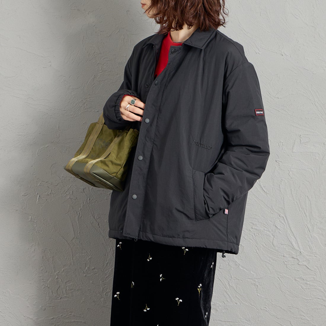 Marmot [マーモット] 別注 プリマロフト 中綿入りコーチジャケット [MTFW26UJK327IN-JF] BLACK &&モデル身長：158cm 着用サイズ：S&&