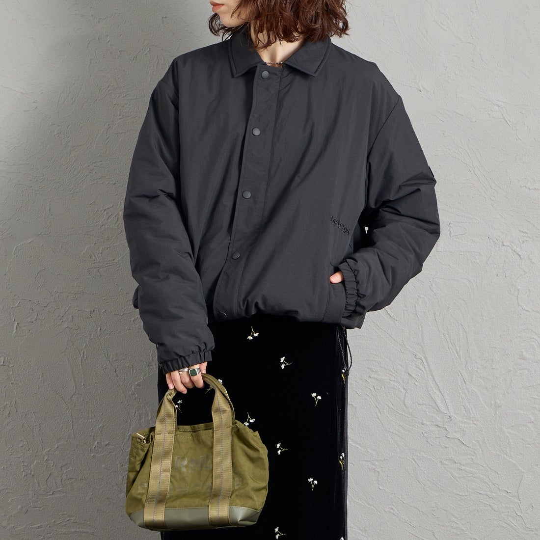 Marmot [マーモット] 別注 プリマロフト 中綿入りコーチジャケット [MTFW26UJK327IN-JF] BLACK &&モデル身長：158cm 着用サイズ：S&&