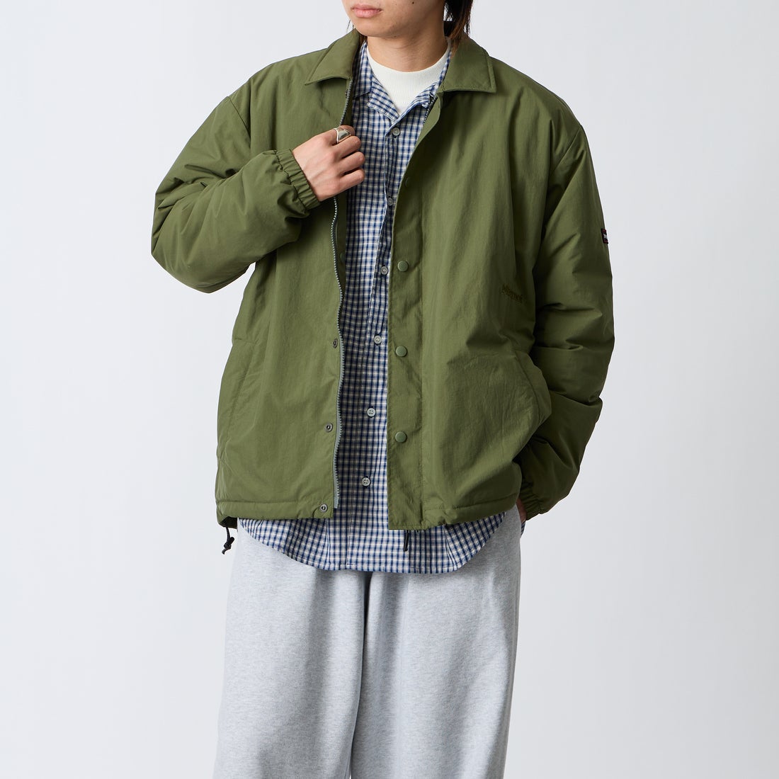 Marmot [マーモット] 別注 プリマロフト 中綿入りコーチジャケット [MTFW26UJK327IN-JF] KHAKI &&モデル身長：177cm 着用サイズ：L&&