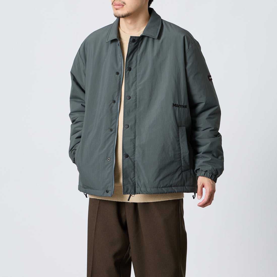 Marmot [マーモット] 別注 プリマロフト 中綿入りコーチジャケット [MTFW26UJK327IN-JF] CHARCOAL &&モデル身長：168cm 着用サイズ：M&&
