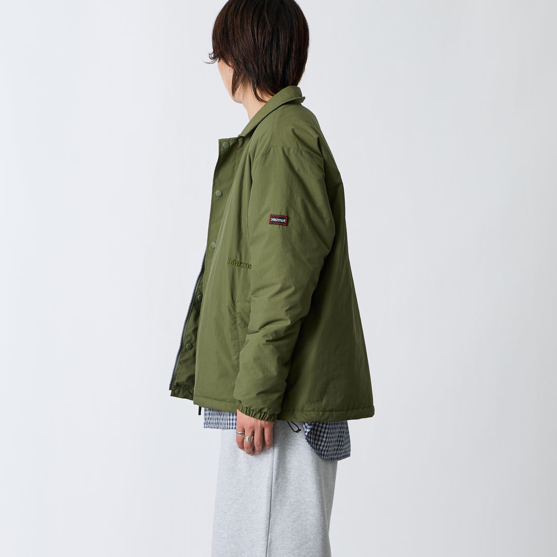 Marmot [マーモット] 別注 プリマロフト 中綿入りコーチジャケット [MTFW26UJK327IN-JF] KHAKI &&モデル身長：177cm 着用サイズ：L&&