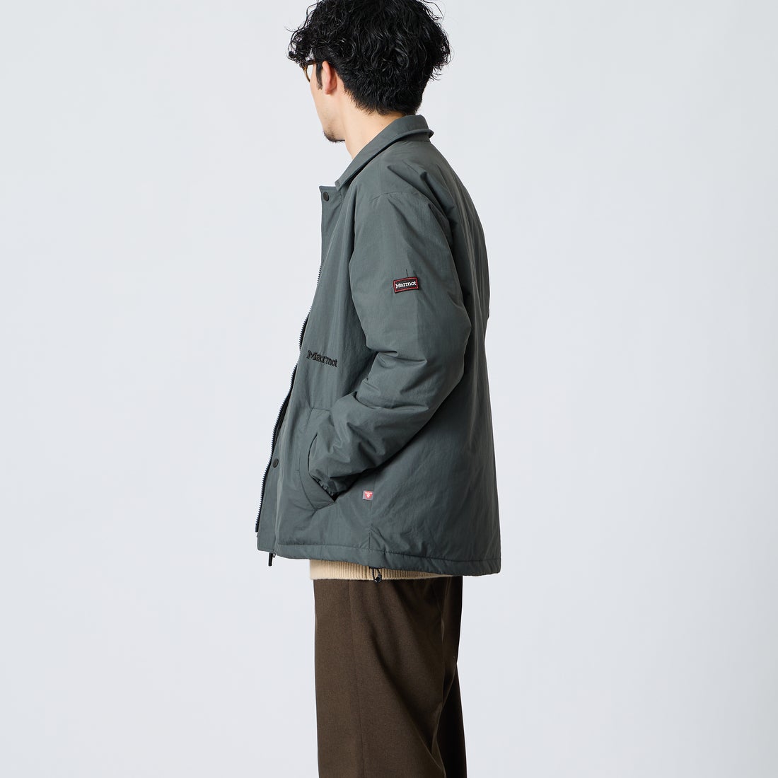 Marmot [マーモット] 別注 プリマロフト 中綿入りコーチジャケット [MTFW26UJK327IN-JF] CHARCOAL &&モデル身長：168cm 着用サイズ：M&&