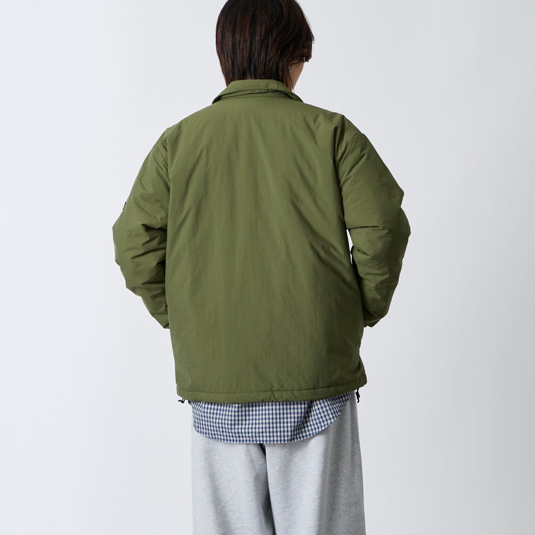 Marmot [マーモット] 別注 プリマロフト 中綿入りコーチジャケット [MTFW26UJK327IN-JF] KHAKI &&モデル身長：177cm 着用サイズ：L&&