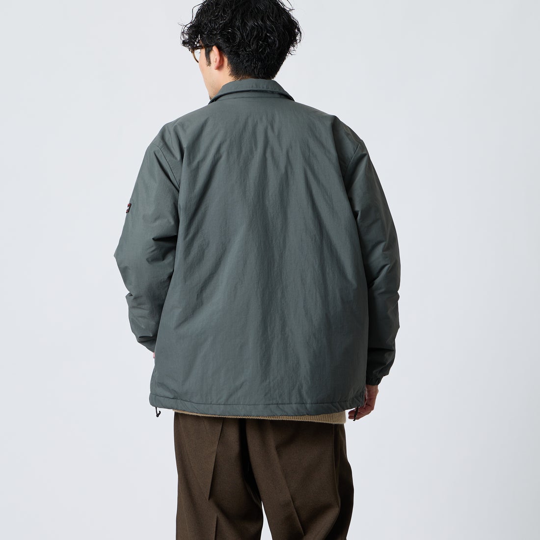 Marmot [マーモット] 別注 プリマロフト 中綿入りコーチジャケット [MTFW26UJK327IN-JF] CHARCOAL &&モデル身長：168cm 着用サイズ：M&&