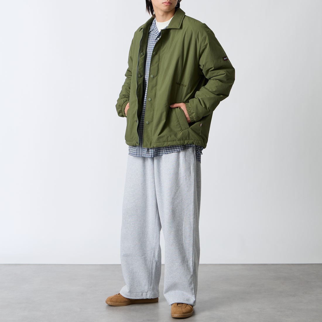 Marmot [マーモット] 別注 プリマロフト 中綿入りコーチジャケット [MTFW26UJK327IN-JF] KHAKI &&モデル身長：177cm 着用サイズ：L&&