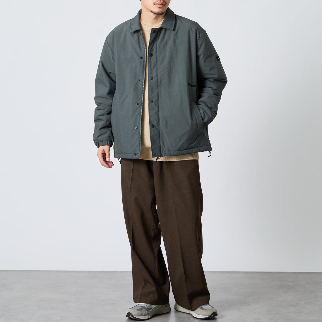 Marmot [マーモット] 別注 プリマロフト 中綿入りコーチジャケット [MTFW26UJK327IN-JF] CHARCOAL &&モデル身長：168cm 着用サイズ：M&&