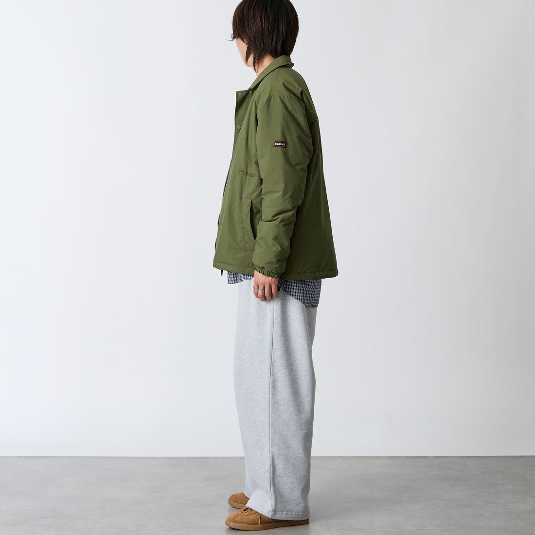 Marmot [マーモット] 別注 プリマロフト 中綿入りコーチジャケット [MTFW26UJK327IN-JF] KHAKI &&モデル身長：177cm 着用サイズ：L&&
