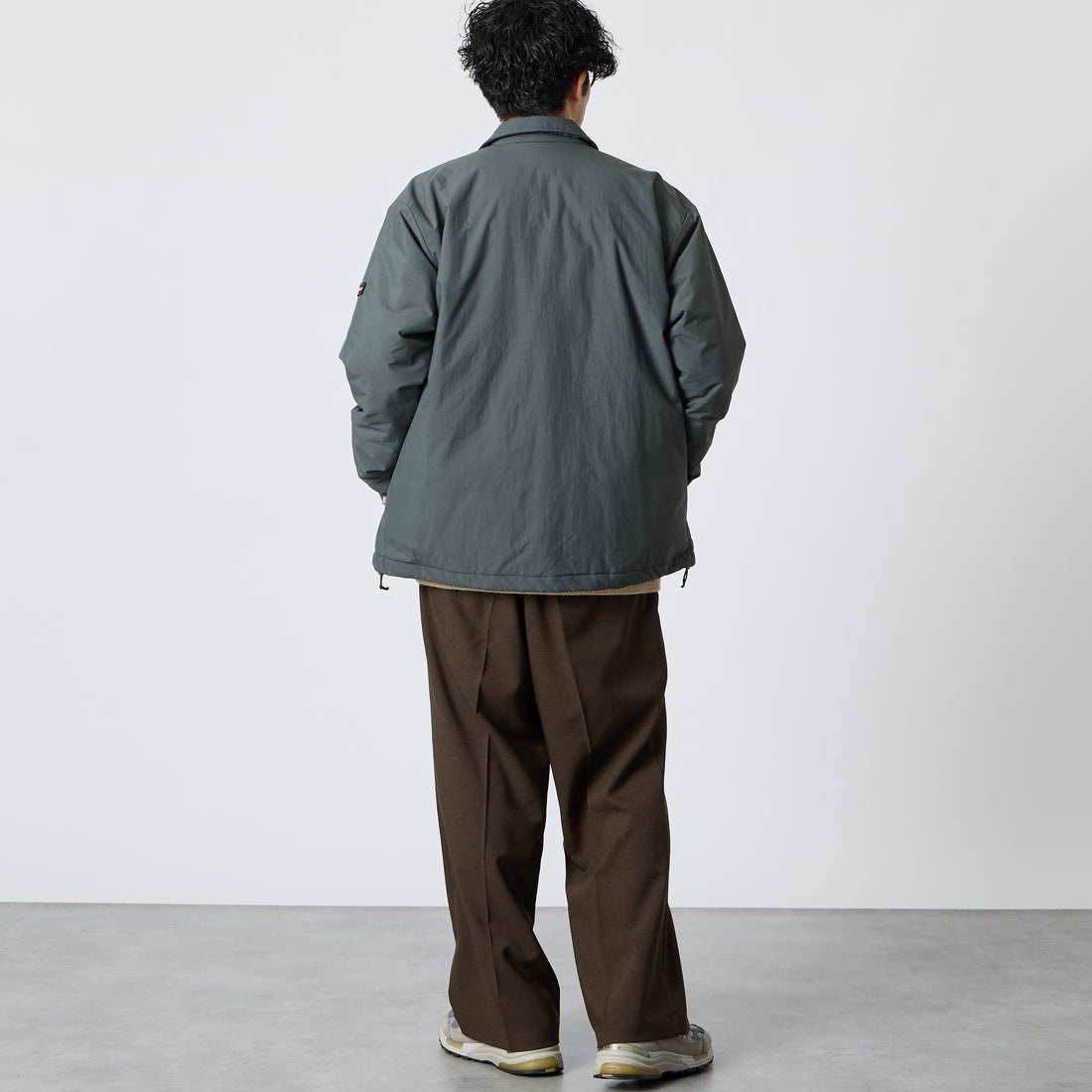 Marmot [マーモット] 別注 プリマロフト 中綿入りコーチジャケット [MTFW26UJK327IN-JF] CHARCOAL &&モデル身長：168cm 着用サイズ：M&&