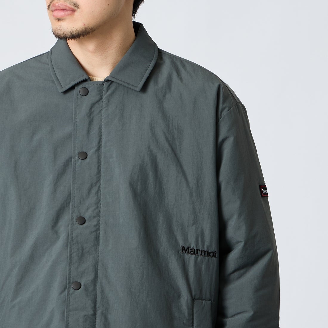 Marmot [マーモット] 別注 プリマロフト 中綿入りコーチジャケット [MTFW26UJK327IN-JF] CHARCOAL &&モデル身長：168cm 着用サイズ：M&&