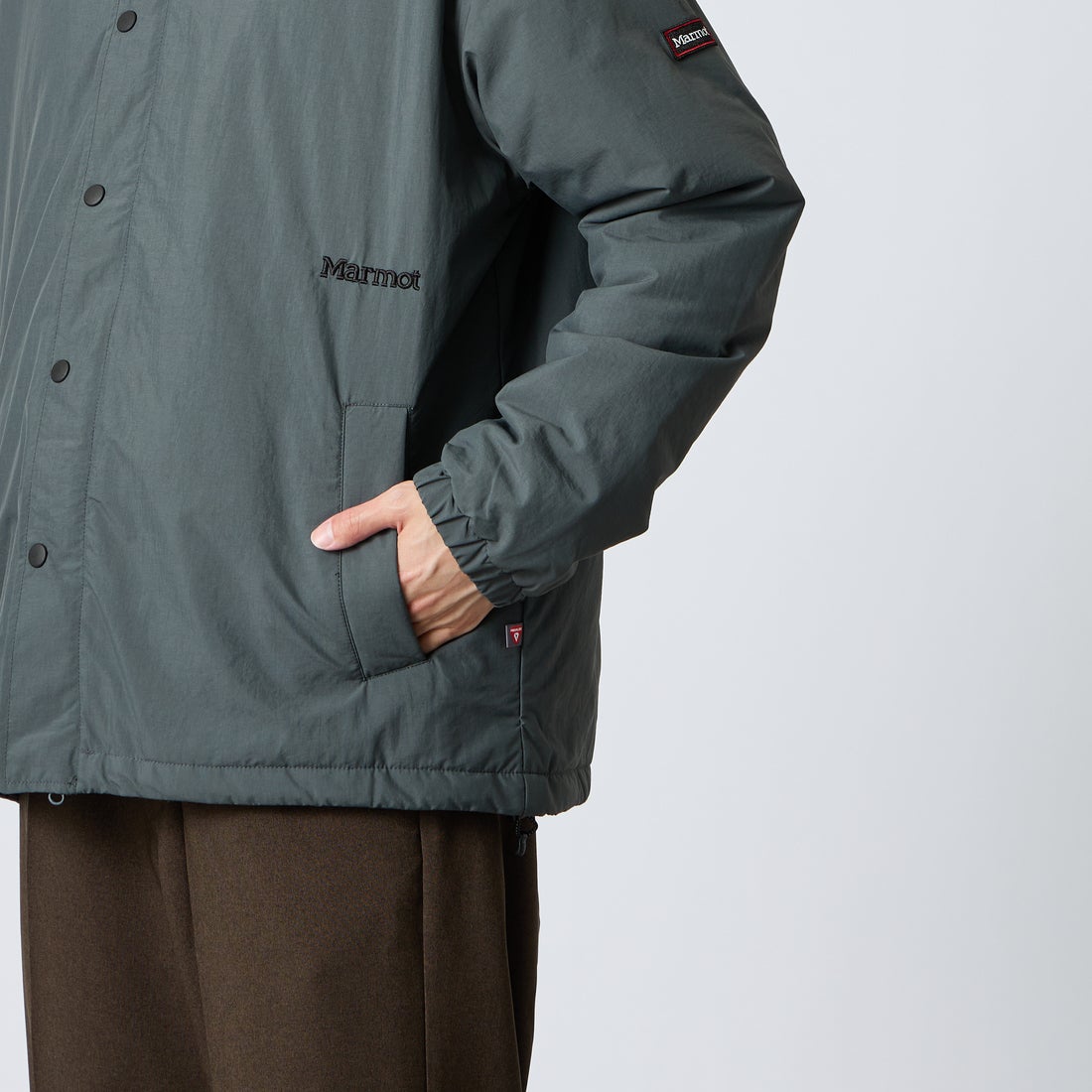 Marmot [マーモット] 別注 プリマロフト 中綿入りコーチジャケット [MTFW26UJK327IN-JF] CHARCOAL &&モデル身長：168cm 着用サイズ：M&&