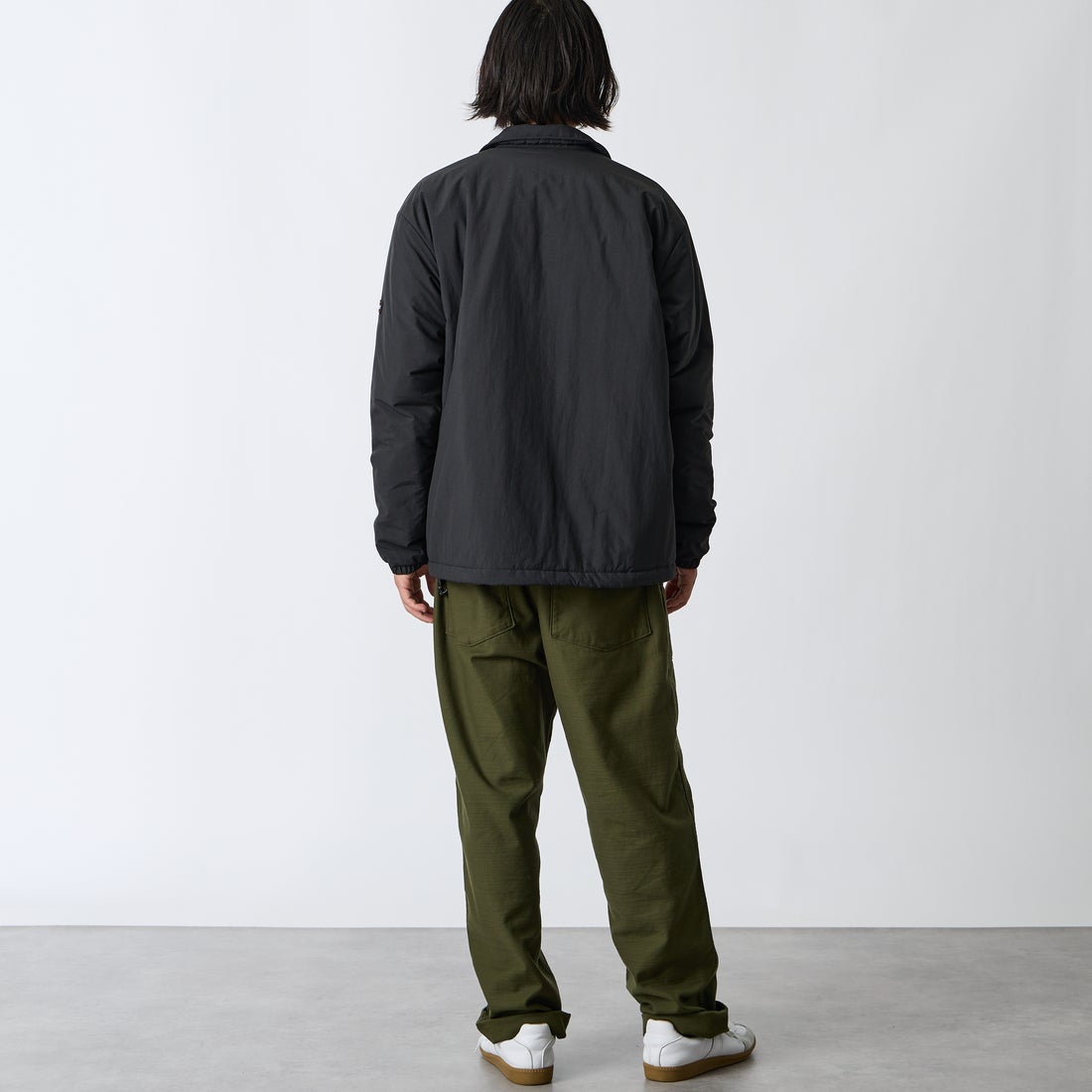 Marmot [マーモット] 別注 プリマロフト 中綿入りコーチジャケット [MTFW26UJK327IN-JF] BLACK &&モデル身長：175cm 着用サイズ：M&&