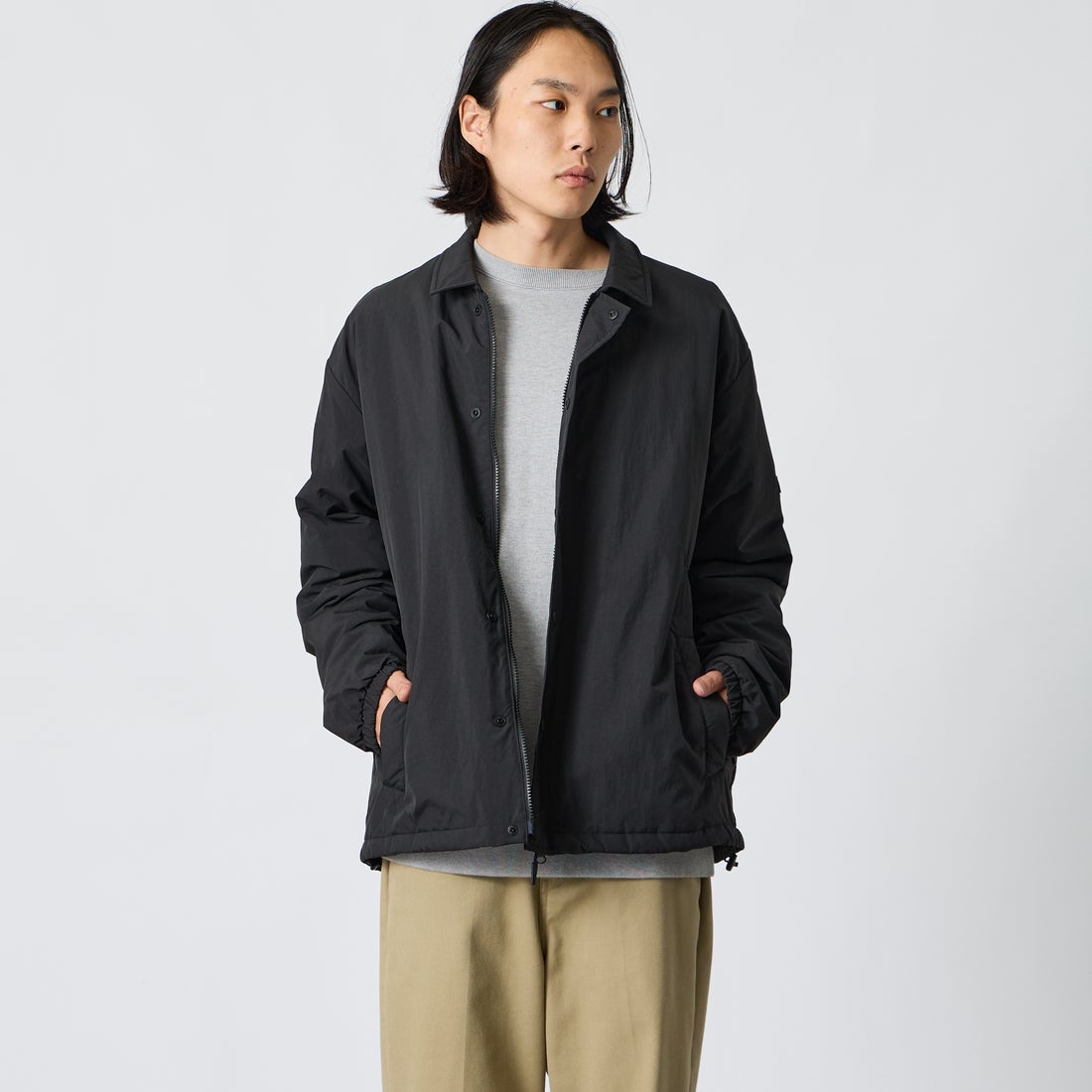 Marmot [マーモット] 別注 プリマロフト 中綿入りコーチジャケット [MTFW26UJK327IN-JF] BLACK &&モデル身長：175cm 着用サイズ：L&&