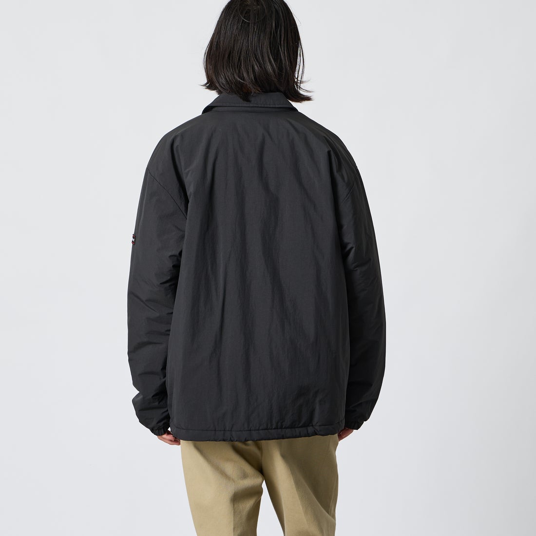 Marmot [マーモット] 別注 プリマロフト 中綿入りコーチジャケット [MTFW26UJK327IN-JF] BLACK &&モデル身長：175cm 着用サイズ：L&&