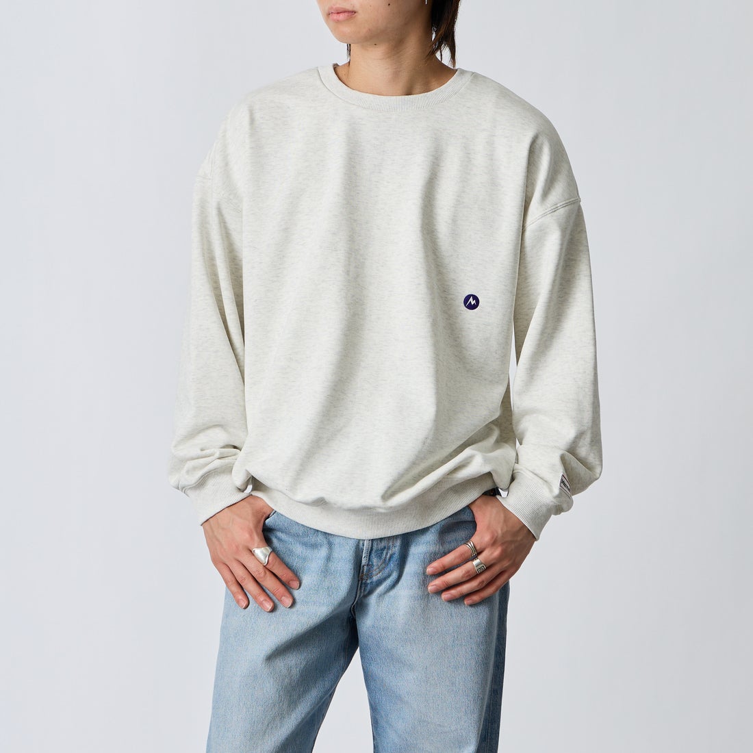 Marmot [マーモット] 別注 ヒストリーロゴ バックプリントスウェット [MTFW26USW332IN-JF] ASH GRAY &&モデル身長：177cm 着用サイズ：L&&