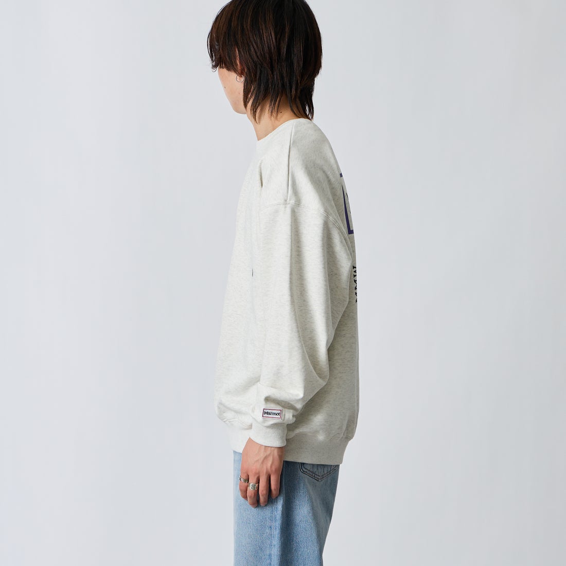 Marmot [マーモット] 別注 ヒストリーロゴ バックプリントスウェット [MTFW26USW332IN-JF] ASH GRAY &&モデル身長：177cm 着用サイズ：L&&