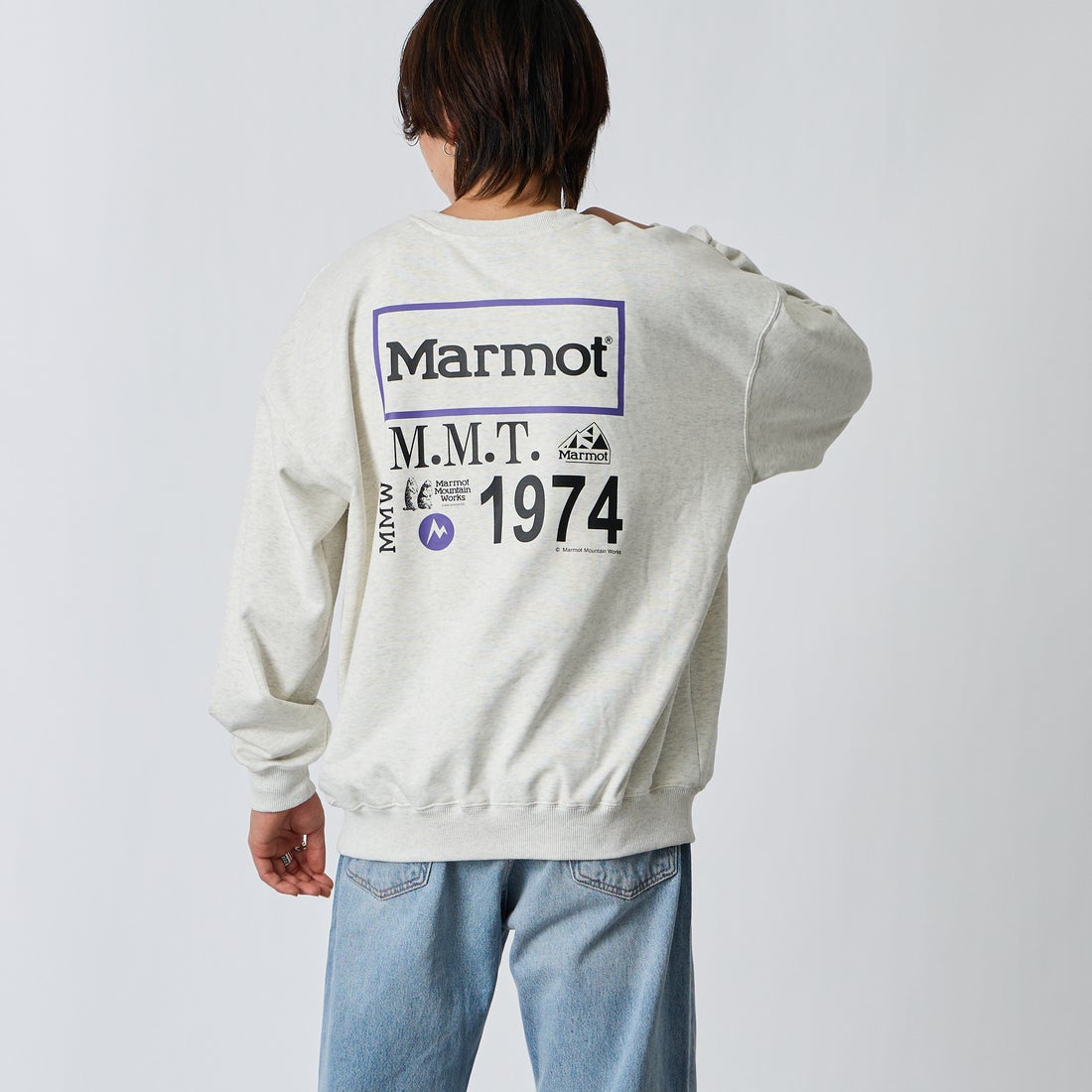 Marmot [マーモット] 別注 ヒストリーロゴ バックプリントスウェット [MTFW26USW332IN-JF] ASH GRAY &&モデル身長：177cm 着用サイズ：L&&