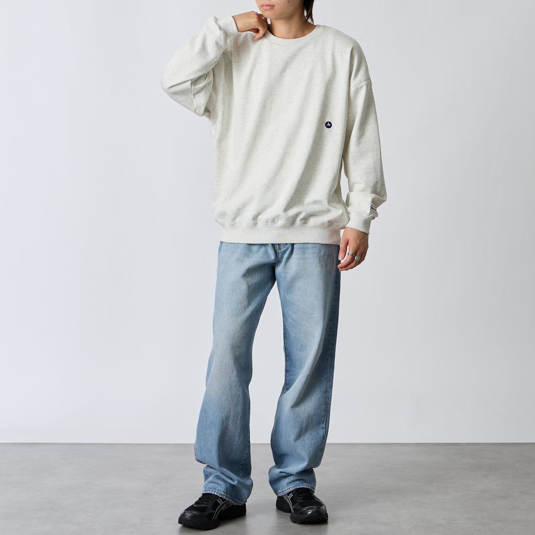 Marmot [マーモット] 別注 ヒストリーロゴ バックプリントスウェット [MTFW26USW332IN-JF] ASH GRAY &&モデル身長：177cm 着用サイズ：L&&