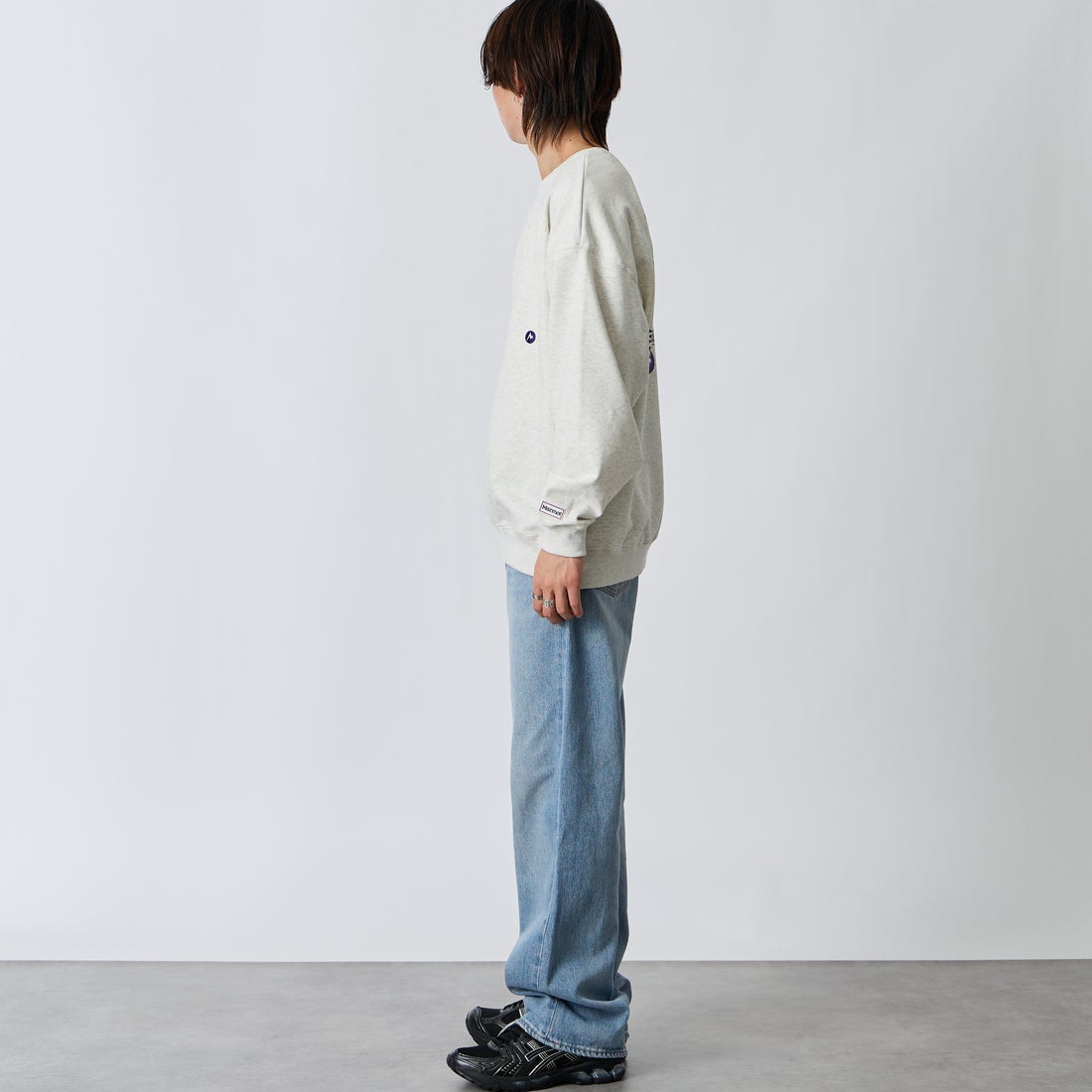 Marmot [マーモット] 別注 ヒストリーロゴ バックプリントスウェット [MTFW26USW332IN-JF] ASH GRAY &&モデル身長：177cm 着用サイズ：L&&