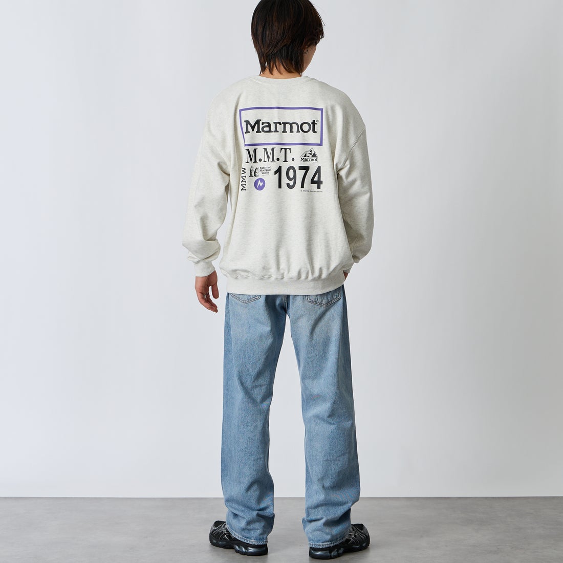 Marmot [マーモット] 別注 ヒストリーロゴ バックプリントスウェット [MTFW26USW332IN-JF] ASH GRAY &&モデル身長：177cm 着用サイズ：L&&