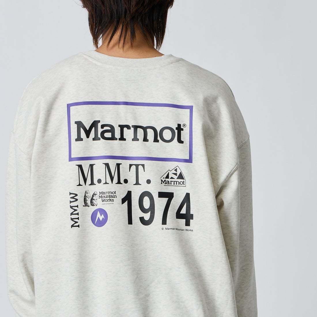 Marmot [マーモット] 別注 ヒストリーロゴ バックプリントスウェット [MTFW26USW332IN-JF] ASH GRAY &&モデル身長：177cm 着用サイズ：L&&