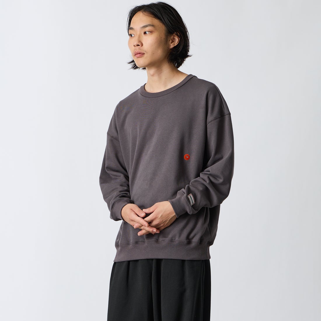 Marmot [マーモット] 別注 ヒストリーロゴ バックプリントスウェット [MTFW26USW332IN-JF] CHARCOAL &&モデル身長：175cm 着用サイズ：L&&