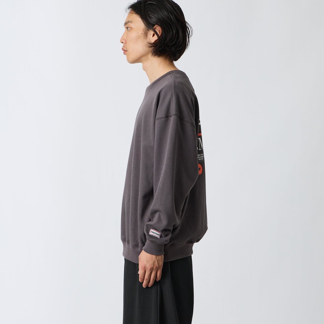 Marmot [マーモット] 別注 ヒストリーロゴ バックプリントスウェット [MTFW26USW332IN-JF] CHARCOAL &&モデル身長：175cm 着用サイズ：L&&