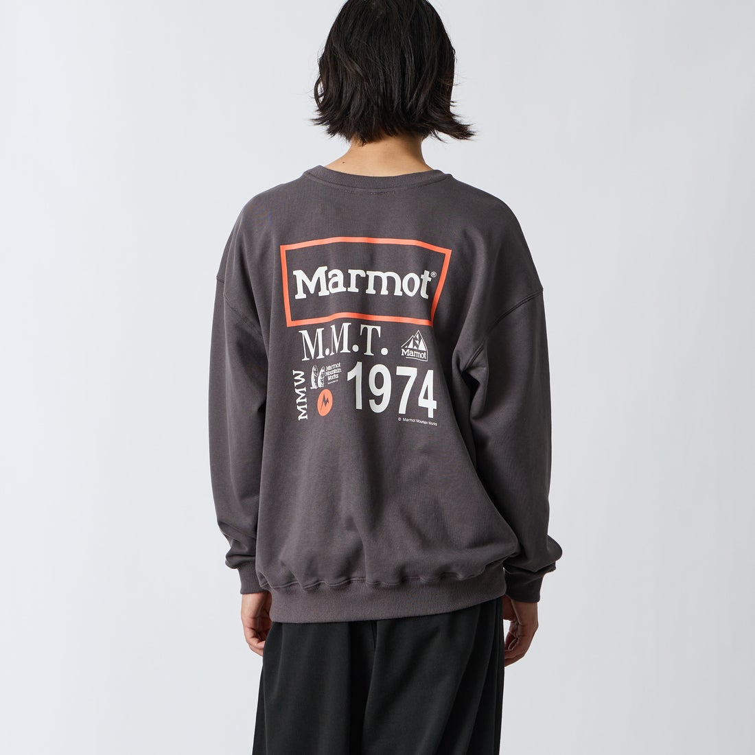 Marmot [マーモット] 別注 ヒストリーロゴ バックプリントスウェット [MTFW26USW332IN-JF] CHARCOAL &&モデル身長：175cm 着用サイズ：L&&