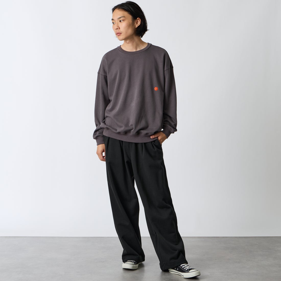 Marmot [マーモット] 別注 ヒストリーロゴ バックプリントスウェット [MTFW26USW332IN-JF] CHARCOAL &&モデル身長：175cm 着用サイズ：L&&