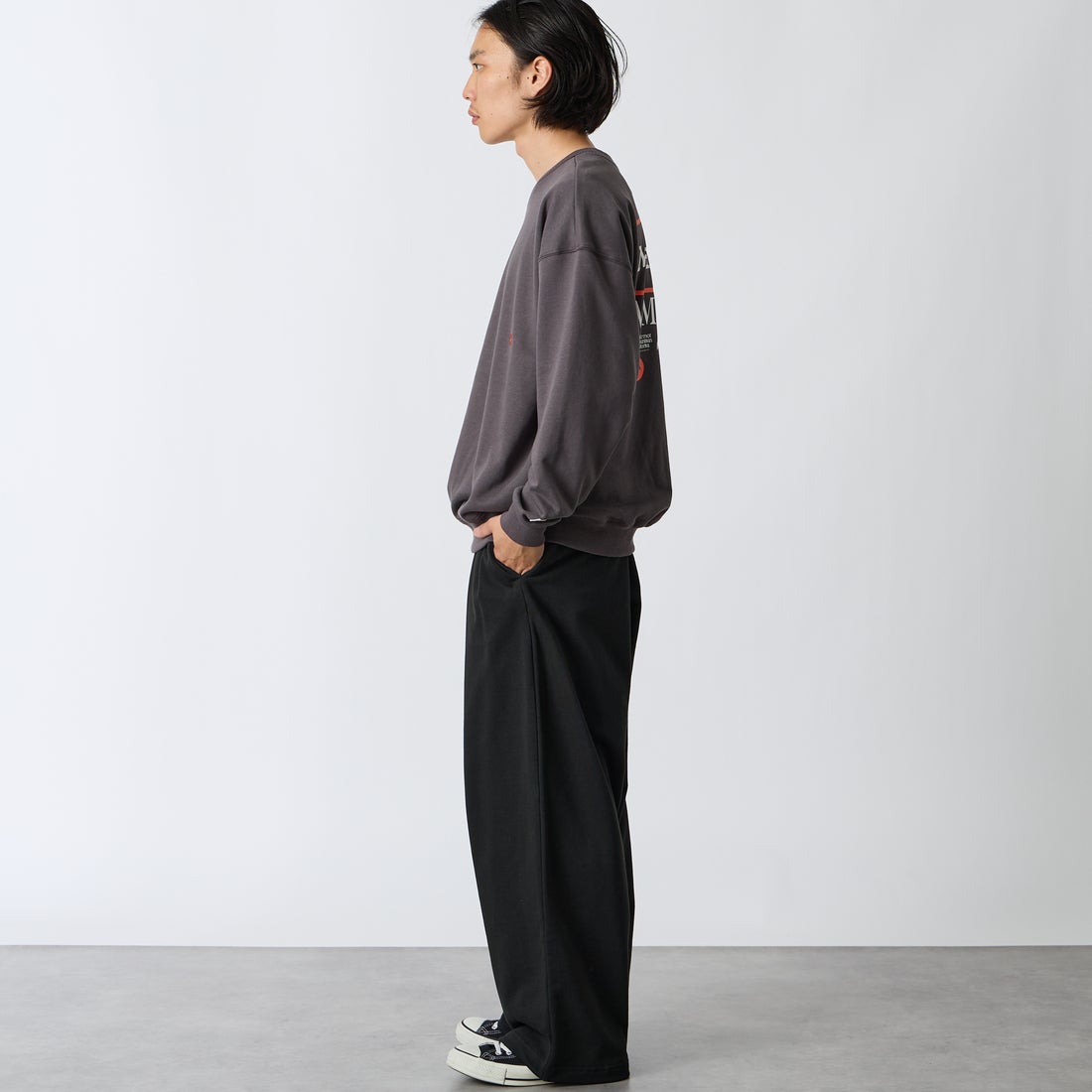 Marmot [マーモット] 別注 ヒストリーロゴ バックプリントスウェット [MTFW26USW332IN-JF] CHARCOAL &&モデル身長：175cm 着用サイズ：L&&