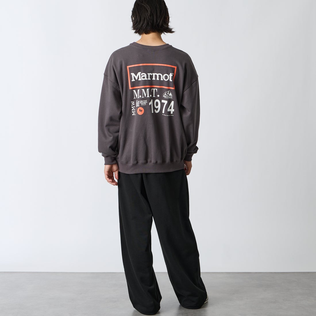 Marmot [マーモット] 別注 ヒストリーロゴ バックプリントスウェット [MTFW26USW332IN-JF] CHARCOAL &&モデル身長：175cm 着用サイズ：L&&