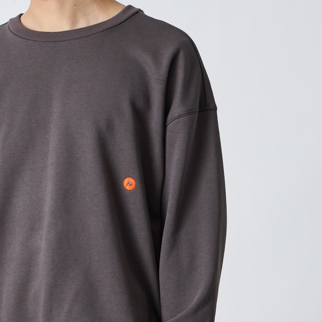Marmot [マーモット] 別注 ヒストリーロゴ バックプリントスウェット [MTFW26USW332IN-JF] CHARCOAL &&モデル身長：175cm 着用サイズ：L&&