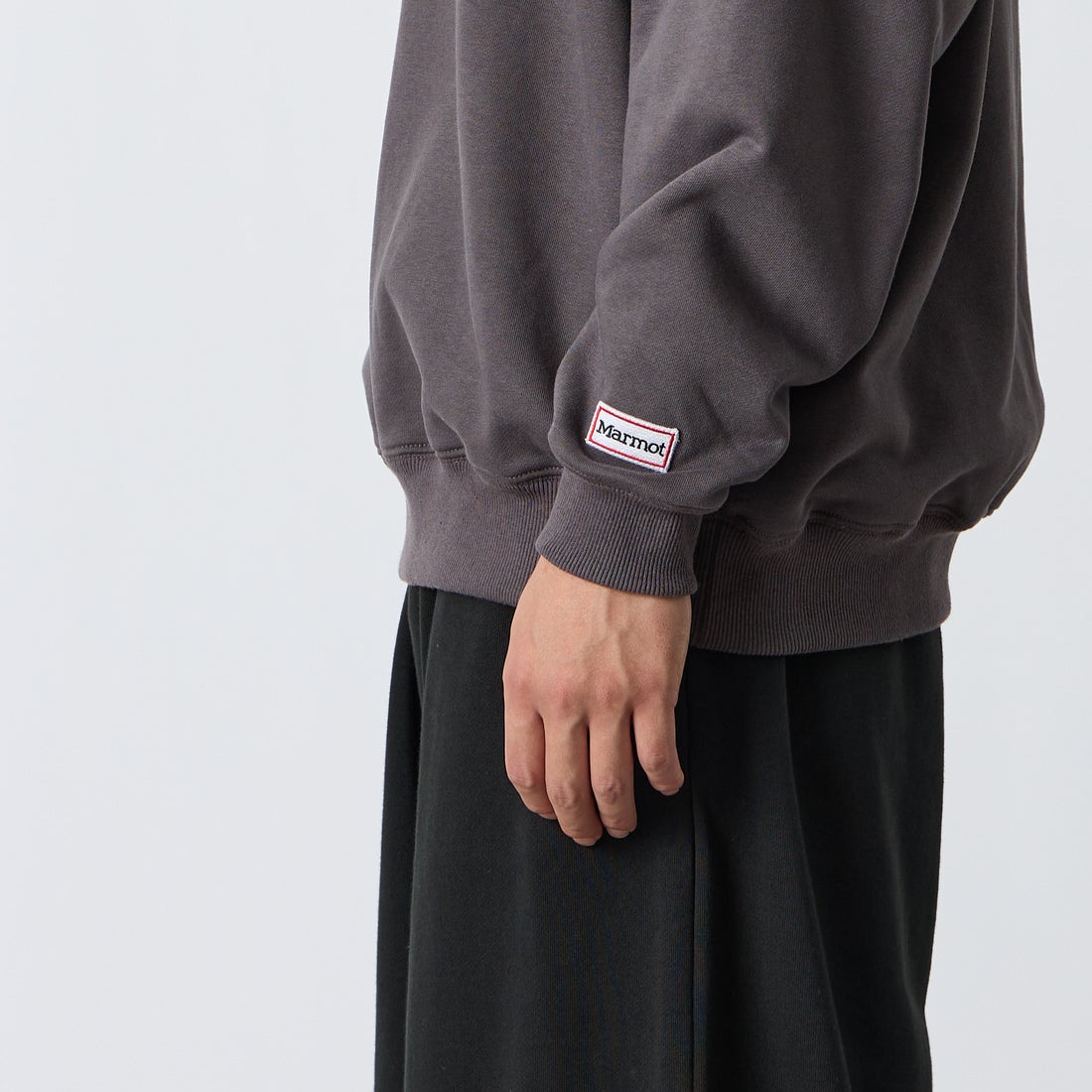 Marmot [マーモット] 別注 ヒストリーロゴ バックプリントスウェット [MTFW26USW332IN-JF] CHARCOAL &&モデル身長：175cm 着用サイズ：L&&