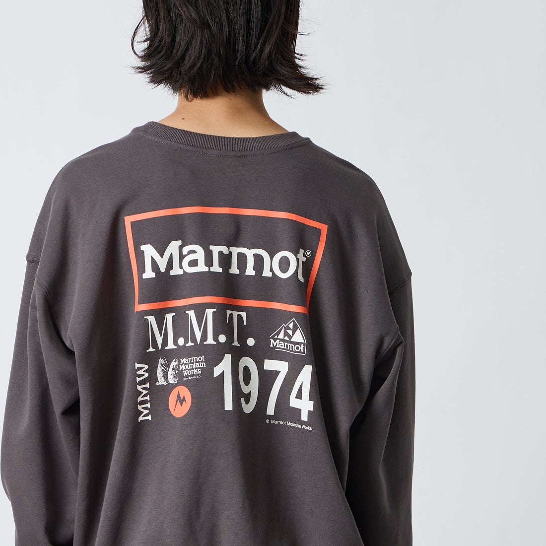 Marmot [マーモット] 別注 ヒストリーロゴ バックプリントスウェット [MTFW26USW332IN-JF] CHARCOAL &&モデル身長：175cm 着用サイズ：L&&