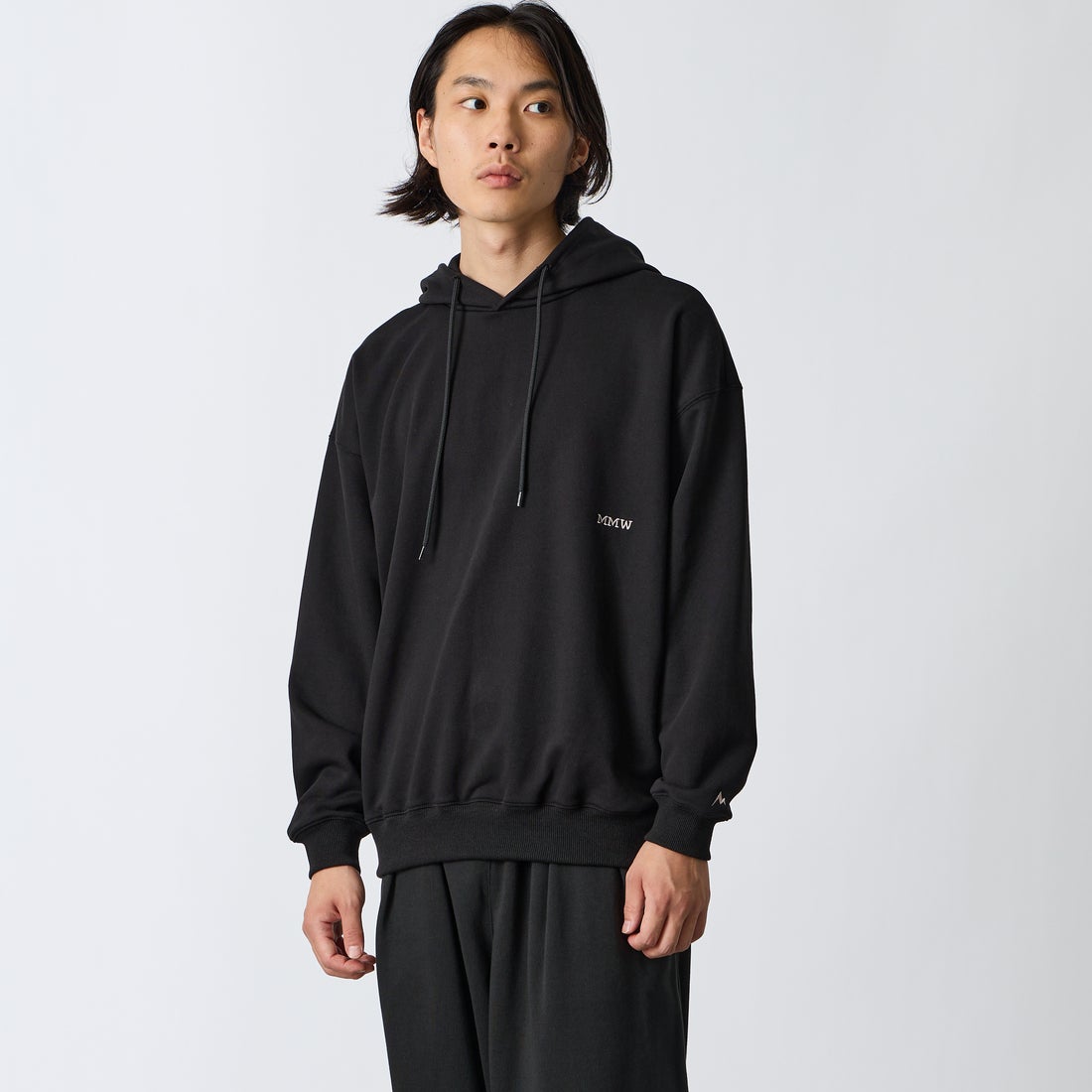 Marmot [マーモット] 別注 コレクションロゴ バックプリントスウェットパーカー [MTFW26USW334IN-JF] BLACK &&モデル身長：175cm 着用サイズ：M&&