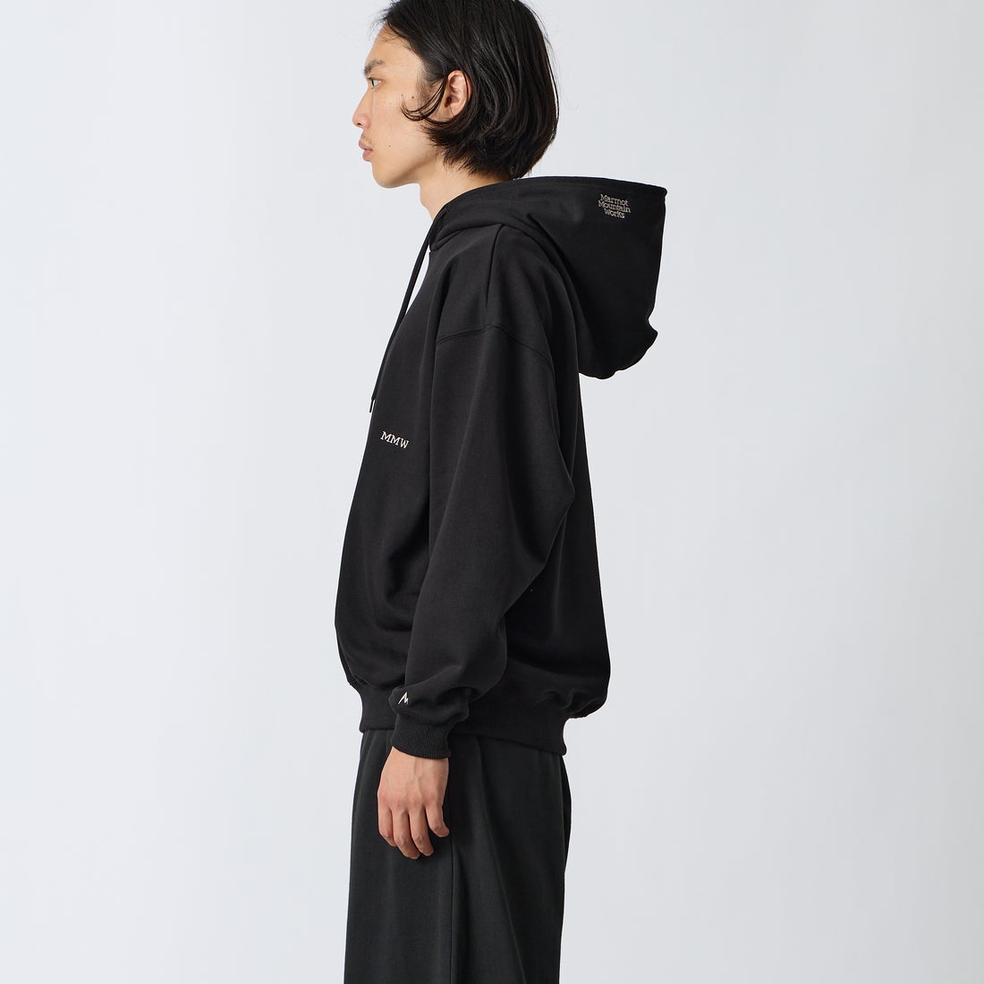 Marmot [マーモット] 別注 コレクションロゴ バックプリントスウェットパーカー [MTFW26USW334IN-JF] BLACK &&モデル身長：175cm 着用サイズ：M&&