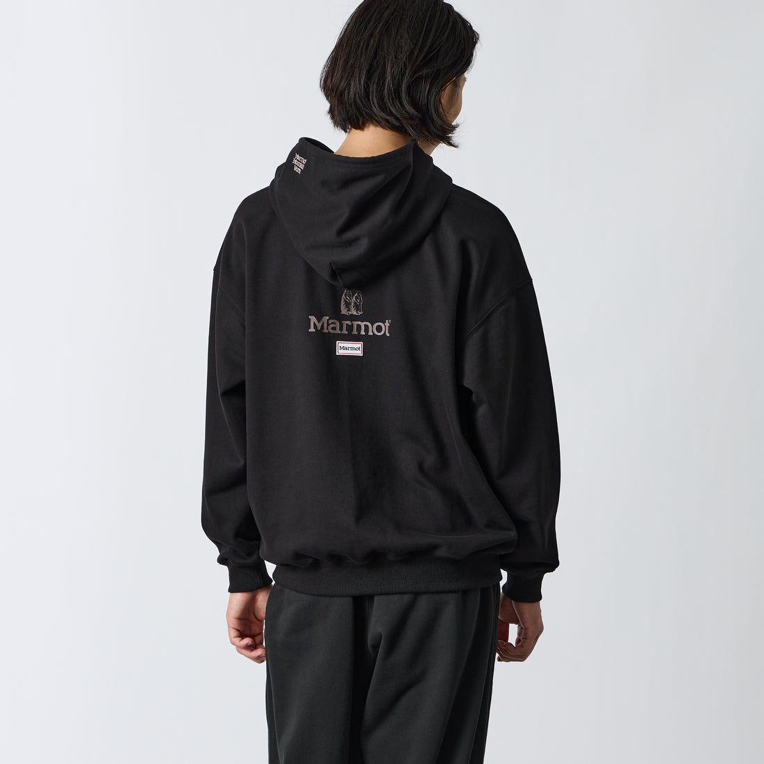 Marmot [マーモット] 別注 コレクションロゴ バックプリントスウェットパーカー [MTFW26USW334IN-JF] BLACK &&モデル身長：175cm 着用サイズ：M&&