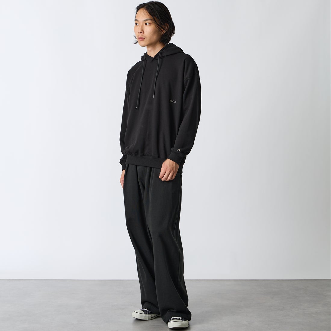 Marmot [マーモット] 別注 コレクションロゴ バックプリントスウェットパーカー [MTFW26USW334IN-JF] BLACK &&モデル身長：175cm 着用サイズ：M&&