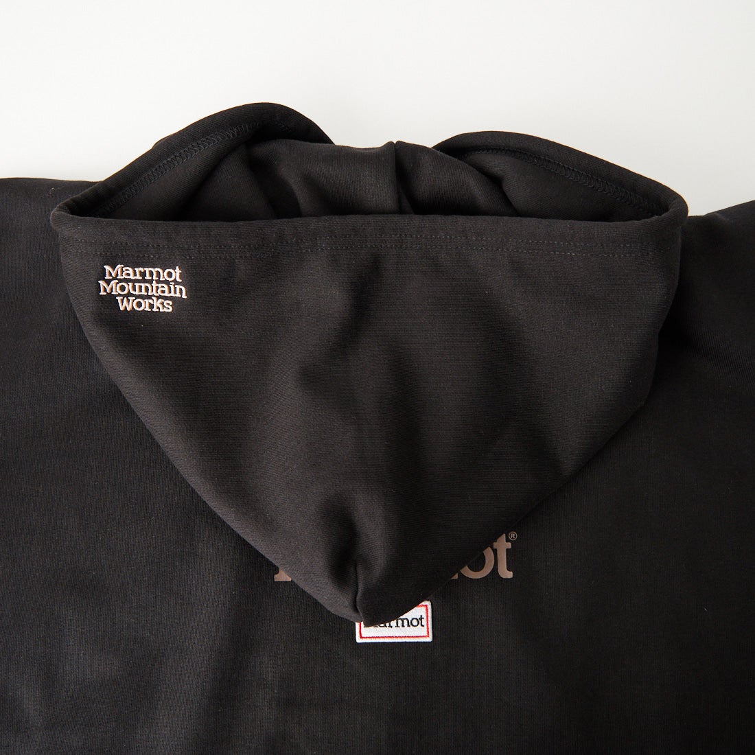 Marmot [マーモット] 別注 コレクションロゴ バックプリントスウェットパーカー [MTFW26USW334IN-JF] BLACK