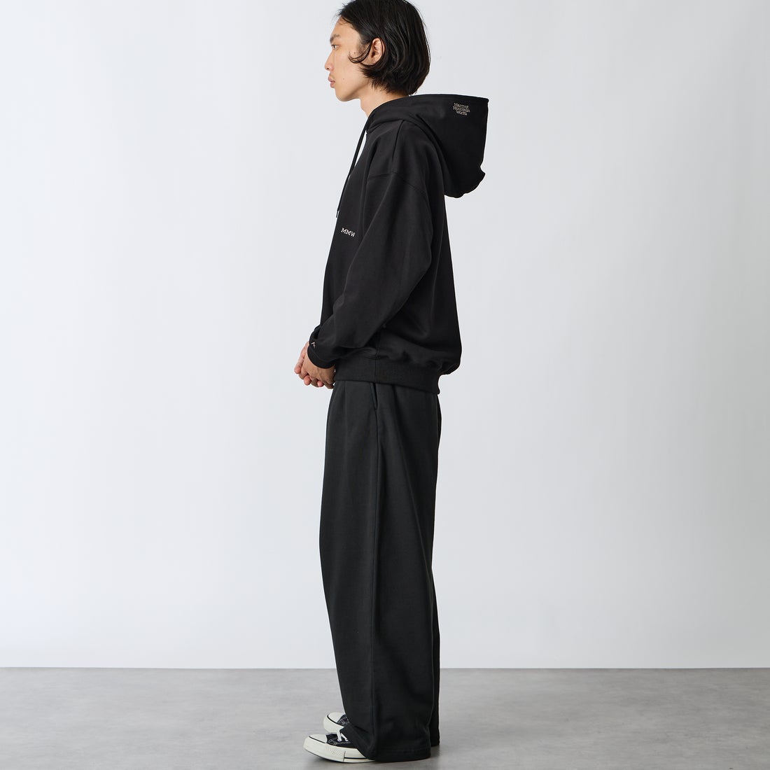 Marmot [マーモット] 別注 コレクションロゴ バックプリントスウェットパーカー [MTFW26USW334IN-JF] BLACK &&モデル身長：175cm 着用サイズ：M&&