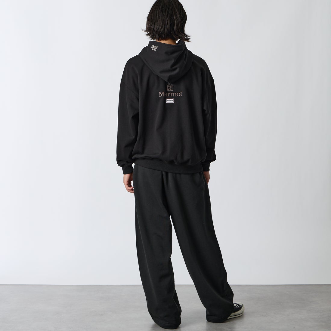 Marmot [マーモット] 別注 コレクションロゴ バックプリントスウェットパーカー [MTFW26USW334IN-JF] BLACK &&モデル身長：175cm 着用サイズ：M&&