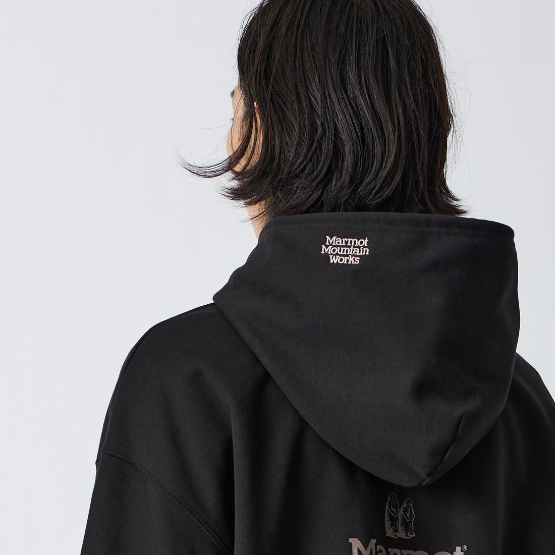 Marmot [マーモット] 別注 コレクションロゴ バックプリントスウェットパーカー [MTFW26USW334IN-JF] BLACK