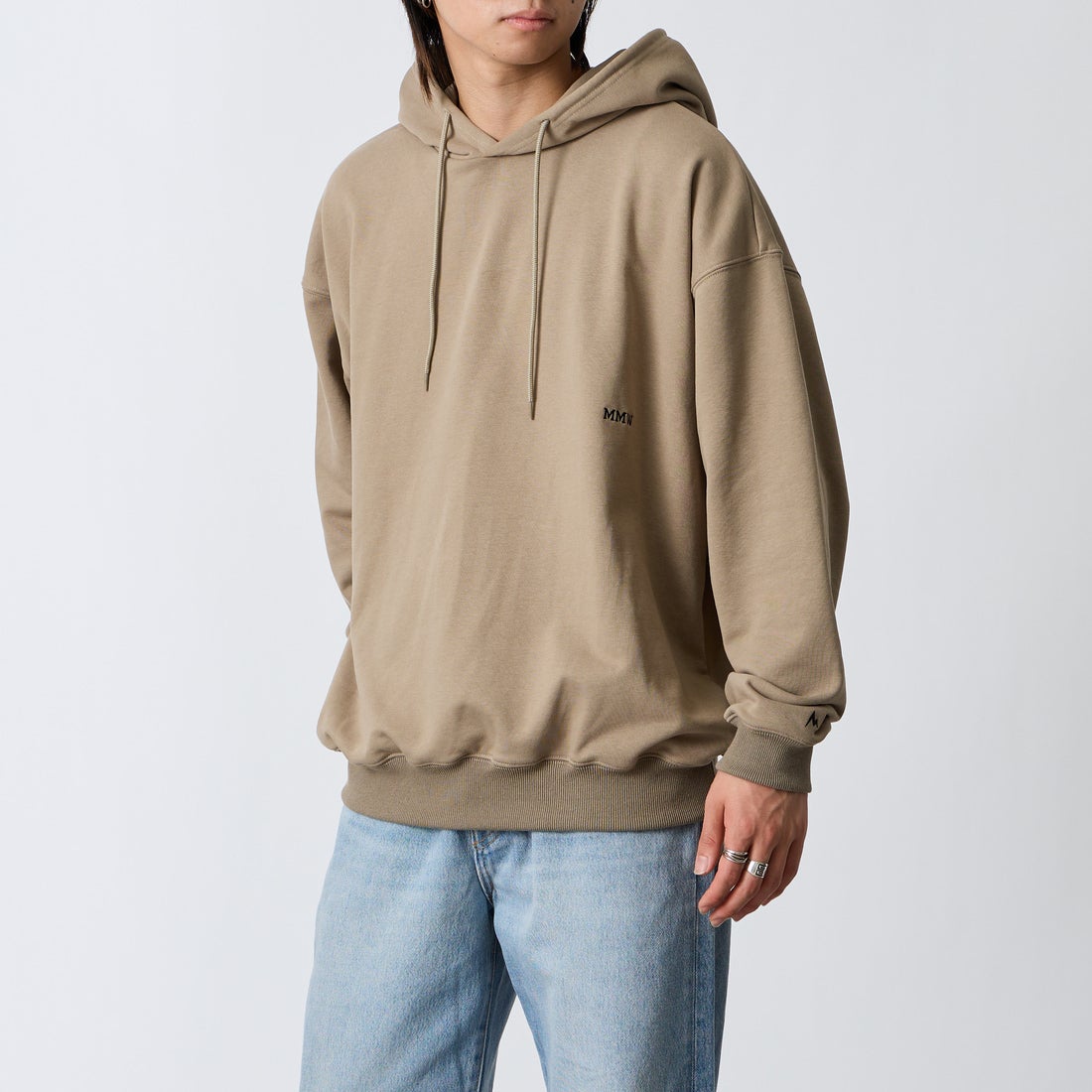 Marmot [マーモット] 別注 コレクションロゴ バックプリントスウェットパーカー [MTFW26USW334IN-JF] BEIGE &&モデル身長：177cm 着用サイズ：L&&